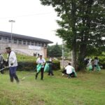 清掃活動に取り組む津山市スポーツ協会加盟団体会員=岡山県津山市で