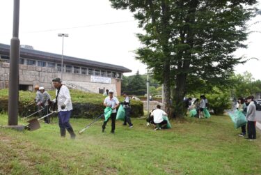 清掃活動に取り組む津山市スポーツ協会加盟団体会員=岡山県津山市で