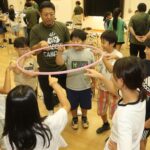 チームビルディングに取り組む参加者=岡山県津山市で