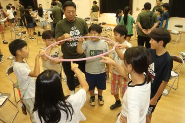 チームビルディングに取り組む参加者=岡山県津山市で