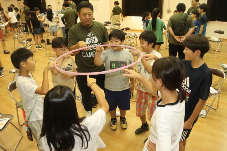 チームビルディングに取り組む参加者=岡山県津山市で