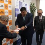 目録を手渡す川嶋社長（左）ら