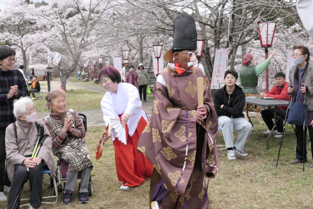 ユニークないでたちのうそ神主とうそ巫女（みこ）