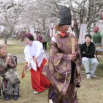 ユニークないでたちのうそ神主とうそ巫女（みこ）