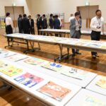 会場にならんだ小学生の力作