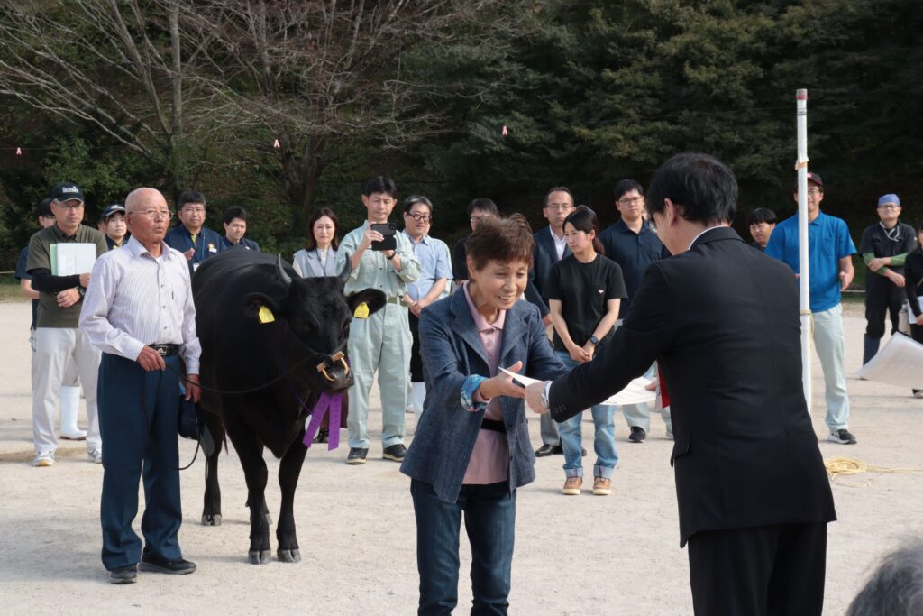 表彰をうける日笠さんと妻の生惠さん