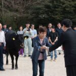 表彰をうける日笠さんと妻の生惠さん