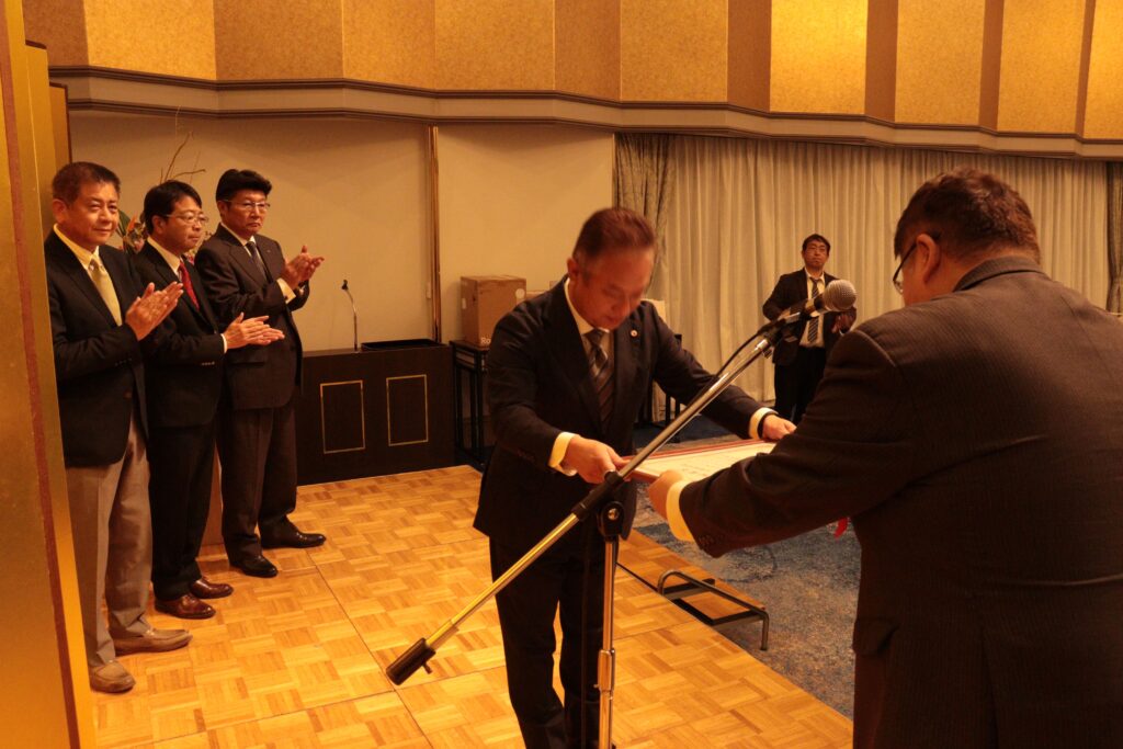 感謝状を受け取る歴代会長