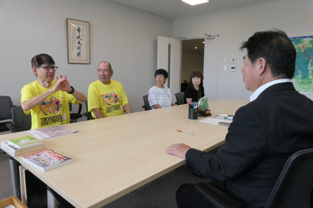 萩原市長を表敬訪問した池上代表理事(左)ら