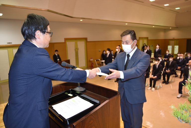倉永校長から証書を受け取る修了生代表