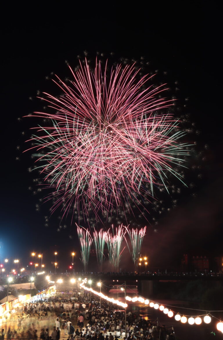 夜空を彩る大迫力の花火＝岡山県津山市で