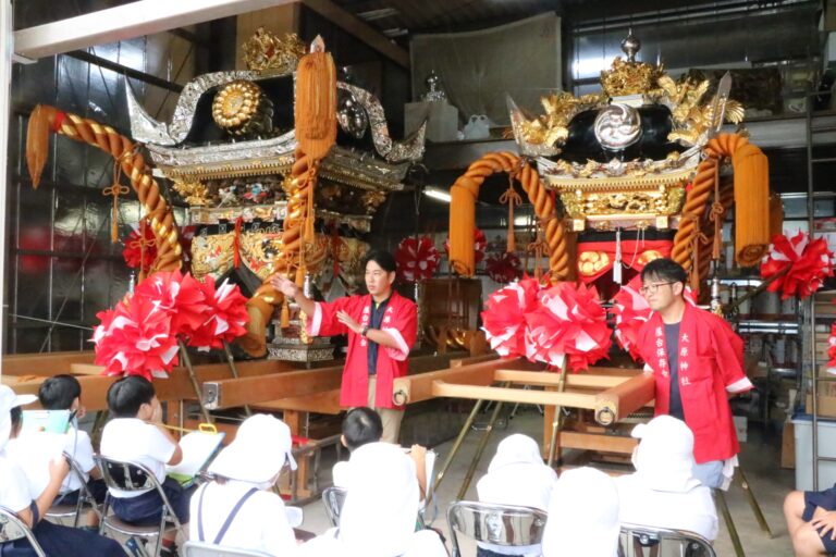 大原神社秋祭りで練る古町の大屋台（左）を見学する児童たち=岡山県美作市で