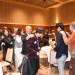 「じゃんけん列車」で盛り上がる参加者=岡山県津山市で