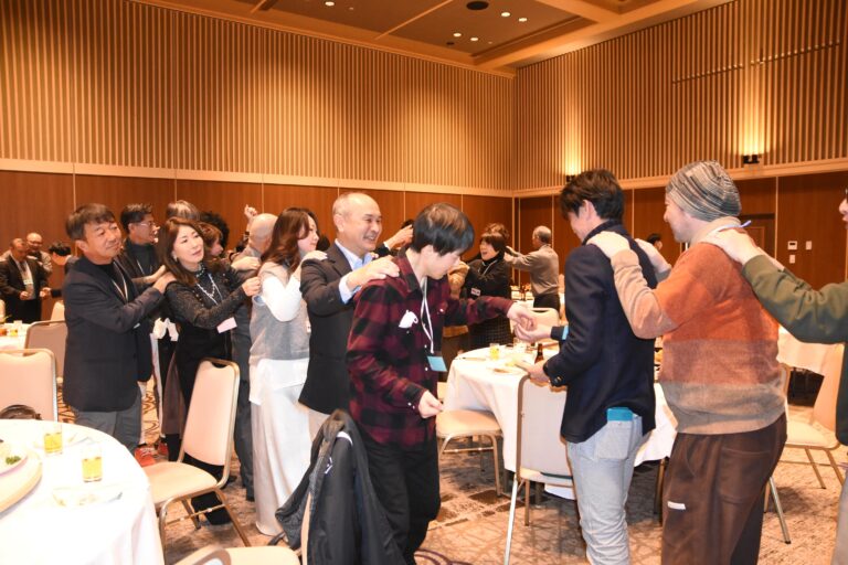 「じゃんけん列車」で盛り上がる参加者=岡山県津山市で