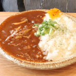 カレーだしっ！津山店のオリジナルメニュー「牛そずりだしカレー」=岡山県津山市で