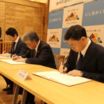連携協定書にサインする3者代表