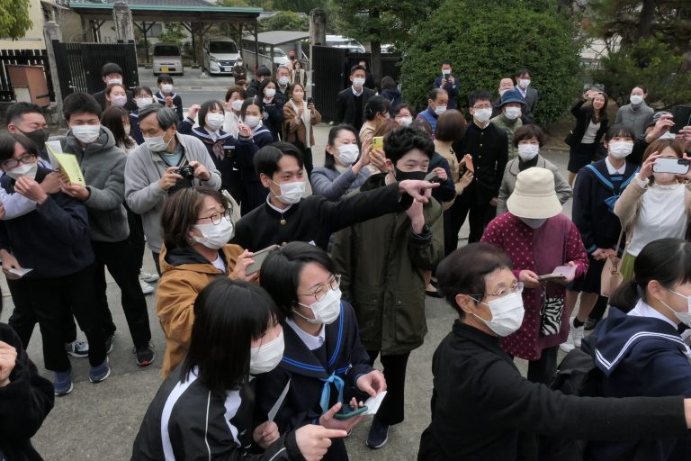 合格を喜ぶ受験生ら＝津山高校で