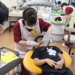 ブラッシング指導を受ける参加者
