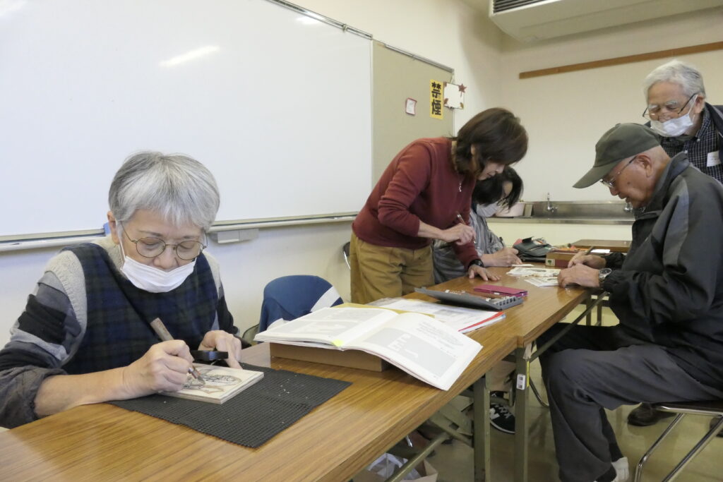 趣向を凝らした作品を作る参加者