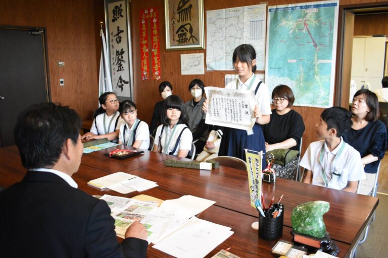 準優勝を報告する大原小の児童=岡山県美作市で