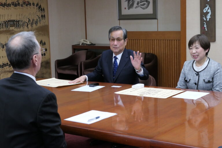 谷口市長に喜びや心境を語る眞木さん（左）と中原さん=岡山県津山市で