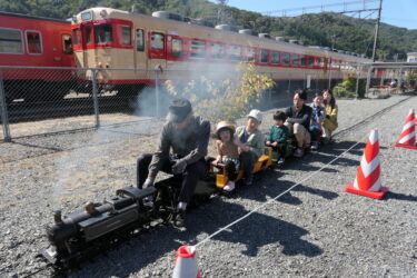 ミニSL乗車体験　「鉄道の日」に合わせ　実際に石炭を燃やし走行／岡山・津山市