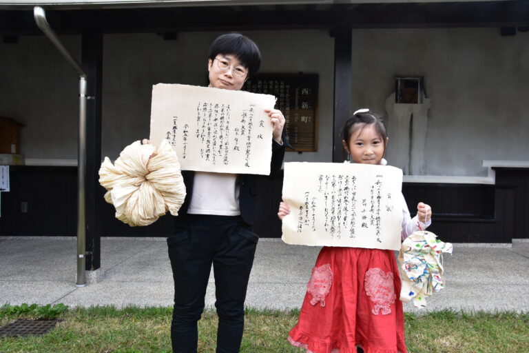 作品と賞状を手にする植木さん（左）と芦田さん