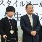 青野町長に優勝を報告する谷本君=岡山県美咲町で