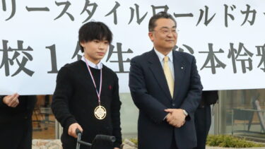 青野町長に優勝を報告する谷本君=岡山県美咲町で