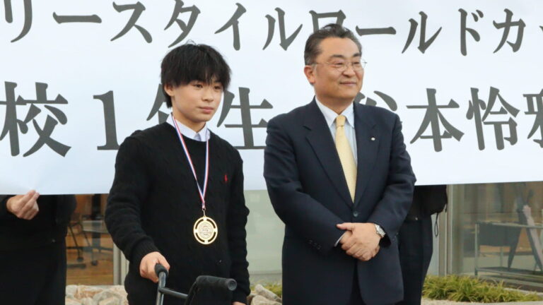 青野町長に優勝を報告する谷本君=岡山県美咲町で