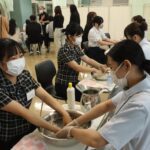 手浴を体験する参加者=岡山県津山市で