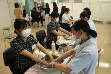 手浴を体験する参加者=岡山県津山市で