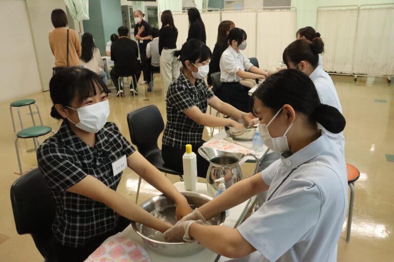 手浴を体験する参加者=岡山県津山市で