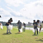 つやま納涼ごんごまつり実行委企画部会の有志、吉井川河岸緑地公園で清掃活動