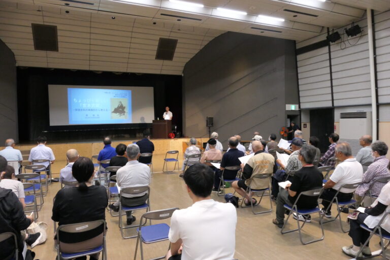 森さんの講義に耳を傾ける参加者=岡山県美作市で