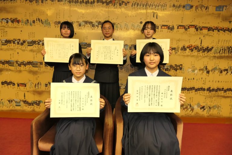 全国中学校人権作文コンテスト岡山大会で受賞した６人