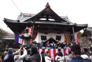 盛大に行われた石山寺の豆まき=岡山県津山市で