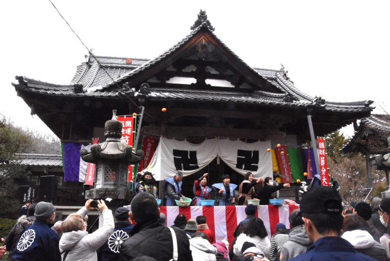 盛大に行われた石山寺の豆まき=岡山県津山市で