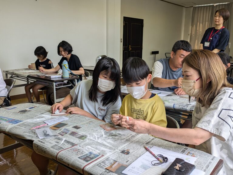 勾玉作りを楽しむ児童=岡山県津山市で