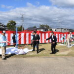 除幕して鉄棒とぶらさがりトレーナーを披露する関係者=岡山県津山市で