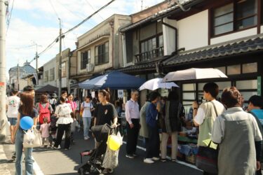 県内外のクラフトマンが出店し、大勢の人でにぎわう会場=岡山県津山市で