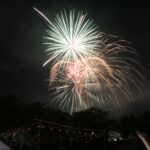 駐屯地内に打ち上がる花火