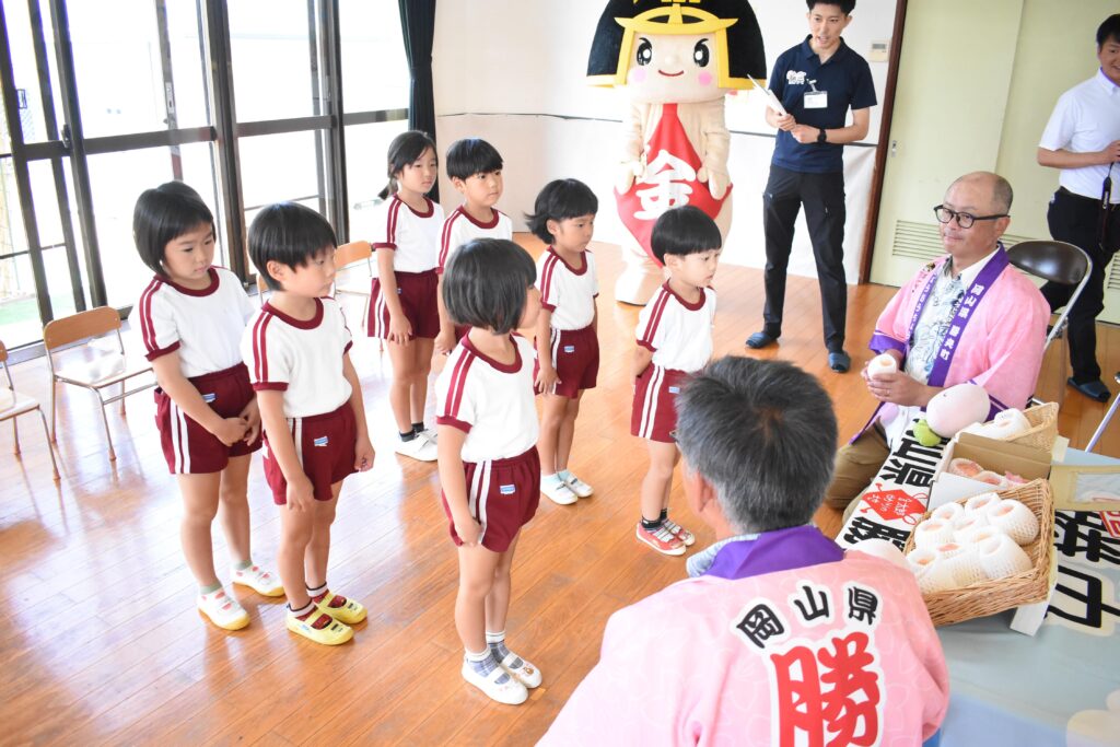 桃を受け取った古吉野保育園の園児たち