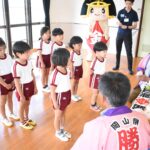 桃を受け取った古吉野保育園の園児たち
