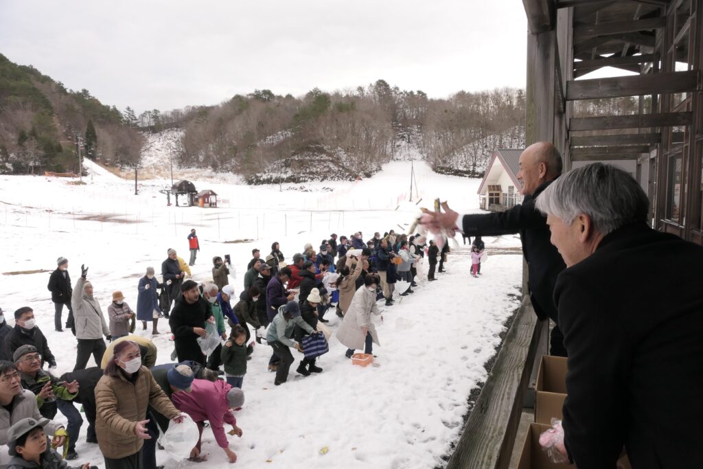 餅投げ、菓子投げで盛り上がる来場者