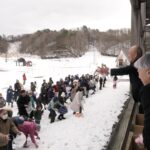 餅投げ、菓子投げで盛り上がる来場者