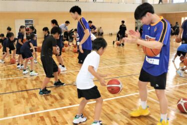 選手とドリブルの練習をする小学生たち=岡山県美咲町で