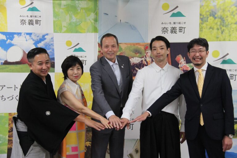 奈義町の文化振興に向け意気込む文化アドバイザーら（左から吉井さん、長谷川さん、奥町長、森山さん、戸部さん）＝岡山県奈義町で