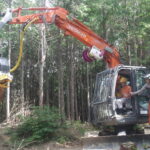 ハーベスタの操作体験をする勝間田高校の生徒=岡山県美咲町で