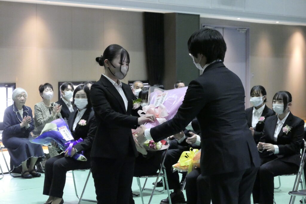 花束を受け取る新入生
